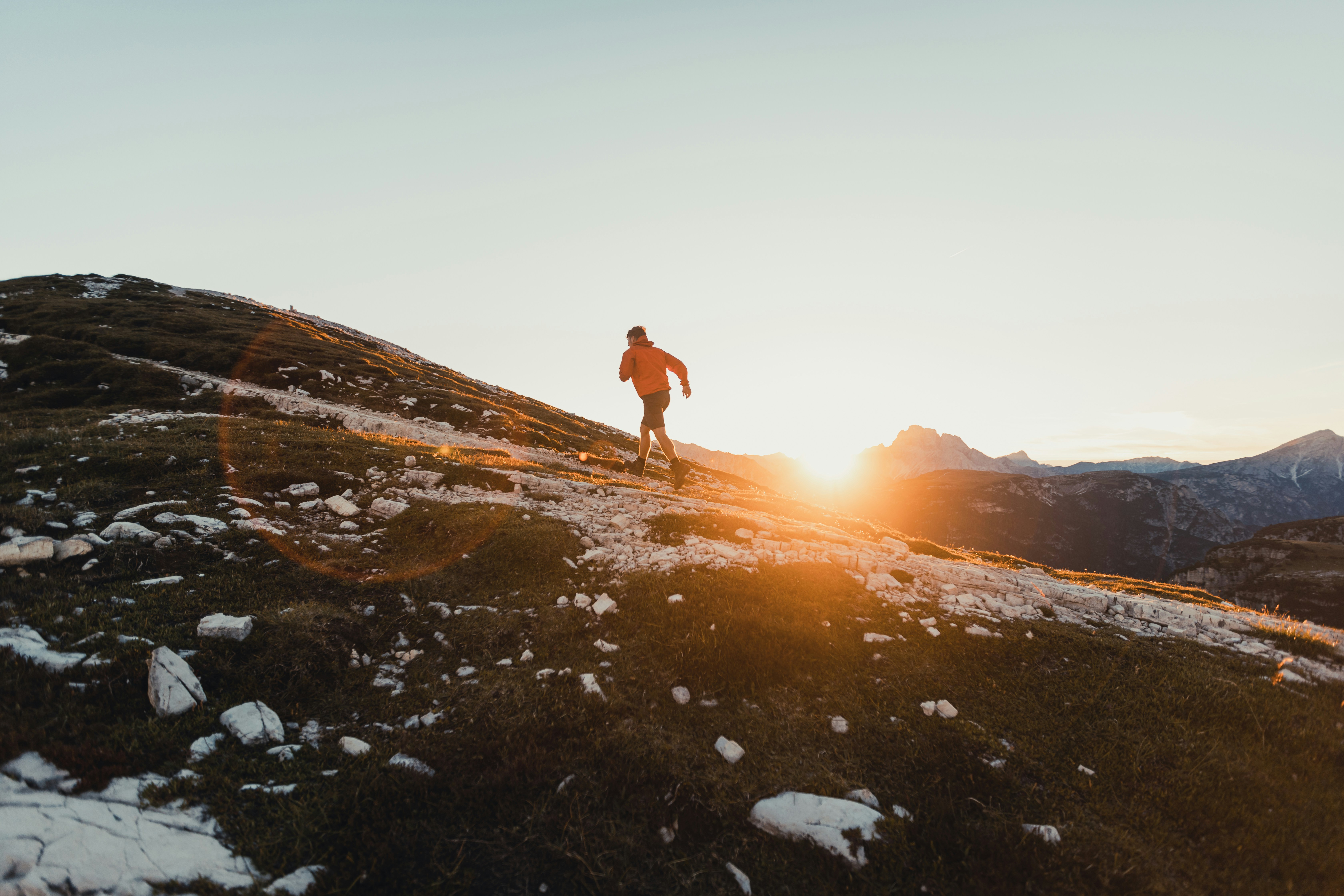Coureur sur une crête au lever du soleil